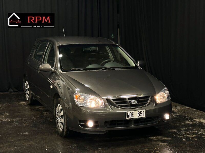Mörkgrå (grå) Begagnad 2005 Kia Cerato 4 Halvkombi | 64 900 kr - Bild 1/3