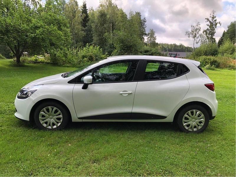 Vit Begagnad 2015 Renault Clio IV Halvkombi | 79 000 kr (Marknadspris) - Bild 1/4