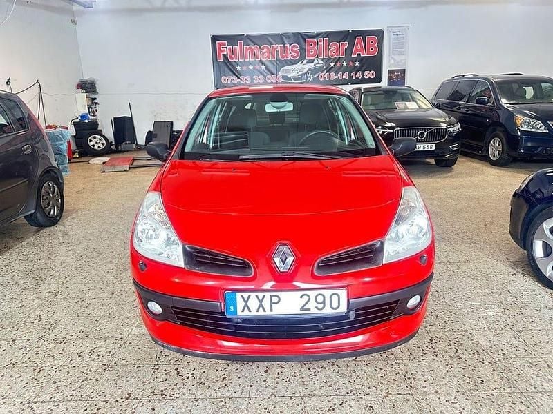 Begagnad Renault Clio II 75 HK (55 kW) 2006 Röd Halvkombi