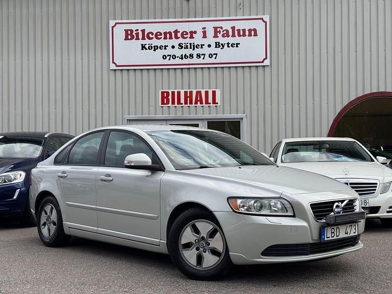 Vit Begagnad 2010 Volvo S40 Kinetic Sedan | 69 900 kr (Lite dyr) - Bild 1/4