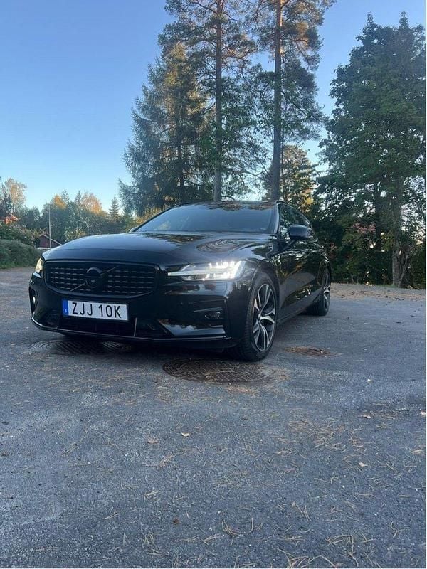 Svart Begagnad 2019 Volvo V60 R-Design Kombi | 355 000 kr (Marknadspris) - Bild 1/4