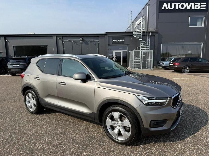 Grå Begagnad 2021 Volvo XC40 Momentum SUV | 269 900 kr (Marknadspris) - Bild 1/4