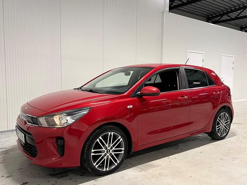 Begagnad Kia Rio 84 HK (61 kW) 2017 Röd Halvkombi