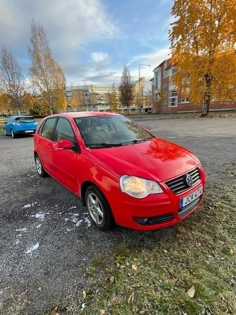 Röd Begagnad 2009 VW Polo Comfortline Halvkombi | 39 000 kr (Bra pris) - Bild 1/3