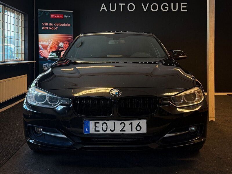 Svart Begagnad 2015 BMW 320 Sport Line Sedan | 154 900 kr (Marknadspris) - Bild 1/4