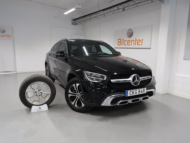 Svart Begagnad 2020 Mercedes GLC300e Sportkupé | 459 900 kr (Marknadspris) - Bild 1/3
