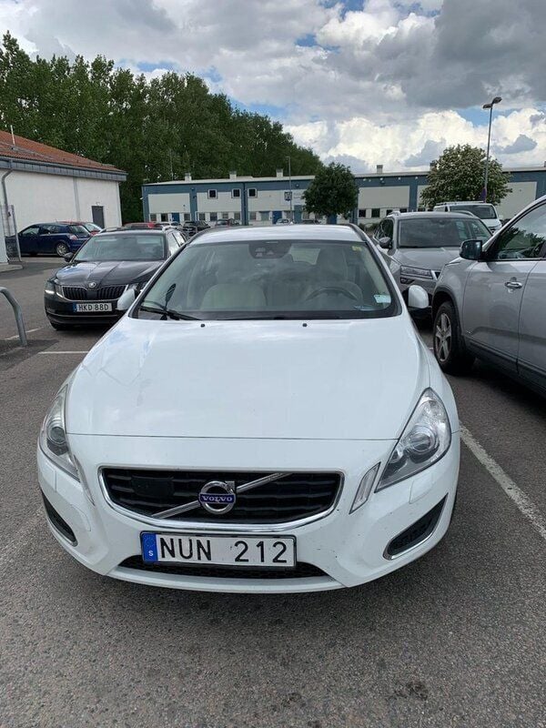 Vit Begagnad 2013 Volvo V60 Momentum Kombi | 94 500 kr (Bra pris) - Bild 1/4