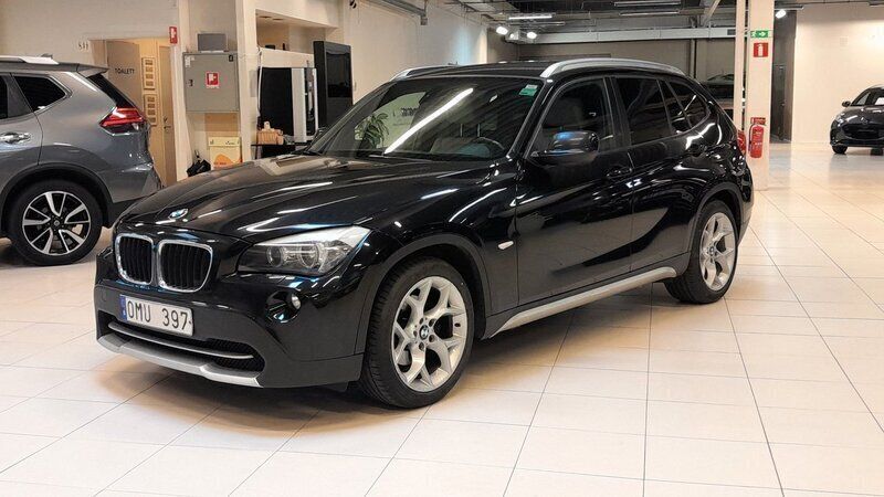 Svart Begagnad 2010 BMW X1 SUV | 84 900 kr (Marknadspris) - Bild 1/1