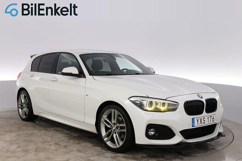 Vit Begagnad 2017 BMW 118 M Sport Halvkombi | 188 900 kr (Marknadspris) - Bild 1/4
