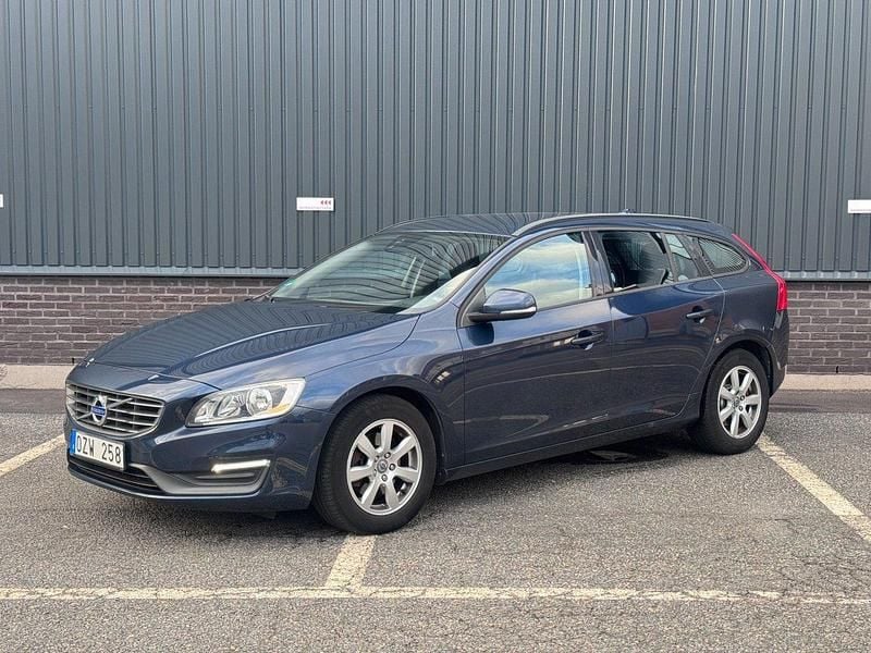 Blå Begagnad 2013 Volvo V60 Kinetic Kombi | 119 900 kr (Marknadspris) - Bild 1/4