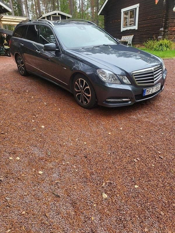 Grå Begagnad 2011 Mercedes E250 Kombi | 114 900 kr (Marknadspris) - Bild 1/4