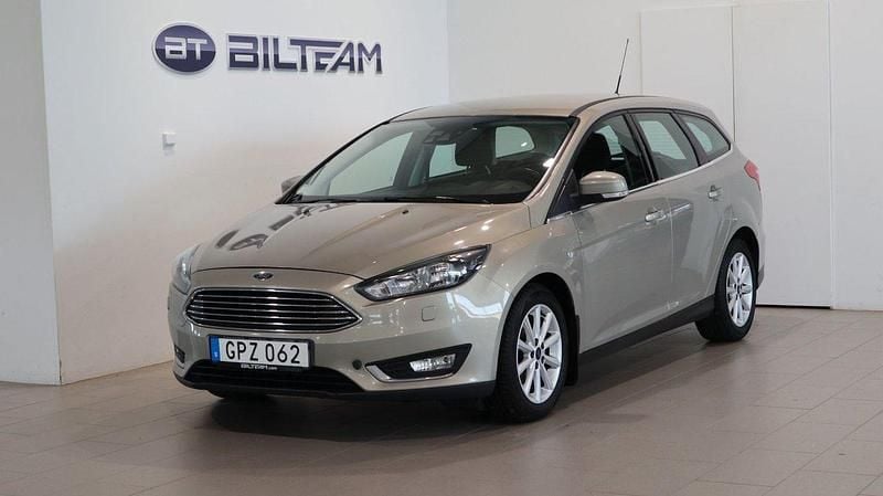 Grå (sand gold metallic ) Begagnad 2015 Ford Focus Titanium Kombi | 73 500 kr (Marknadspris) - Bild 1/4