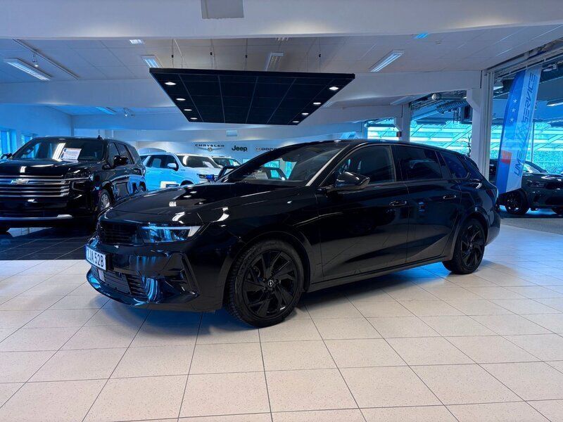 Svart Begagnad 2024 Opel Astra Kombi | 279 000 kr (Marknadspris) - Bild 1/4