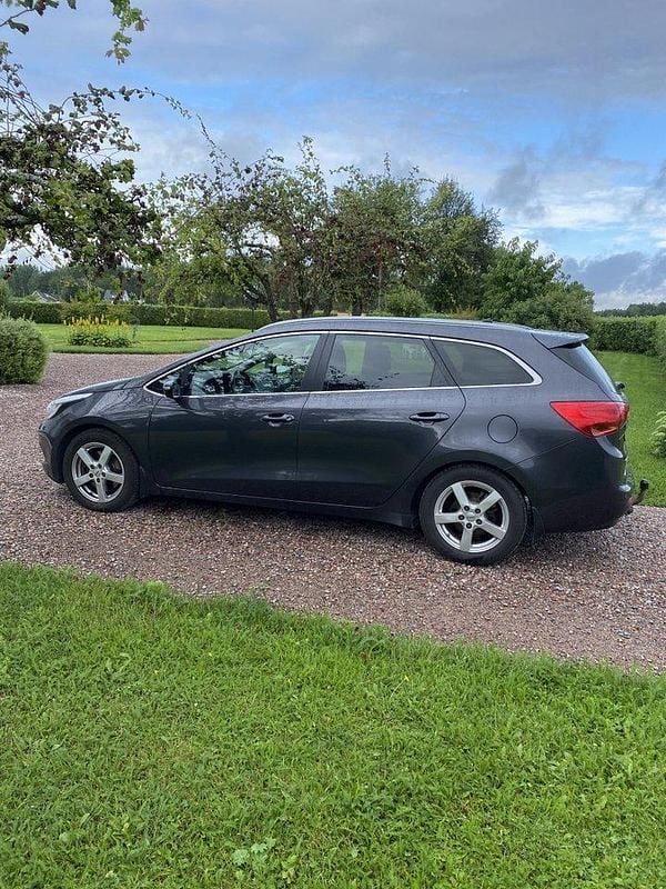 Grå Begagnad 2014 Kia Ceed Sportswagon Comfort Kombi | 69 000 kr (Marknadspris) - Bild 1/3