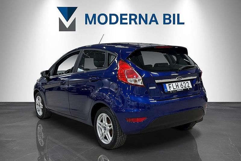 Begagnad Ford Fiesta Titanium 101 HK (74 kW) 2014 Blå Halvkombi