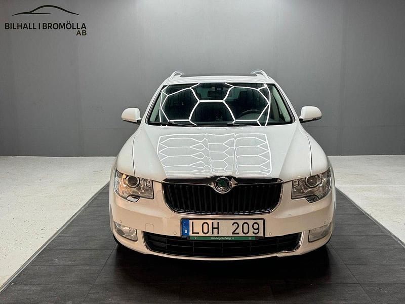 Vit Begagnad 2011 Skoda Superb Elegance Kombi | 74 900 kr (Marknadspris) - Bild 1/4