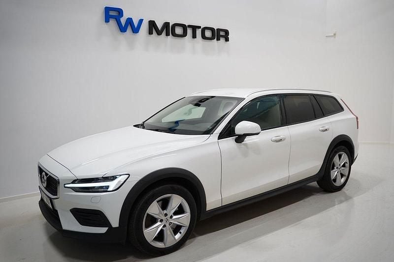 Vit Begagnad 2022 Volvo V60 CC Kombi | 254 400 kr (Bra pris) - Bild 1/4