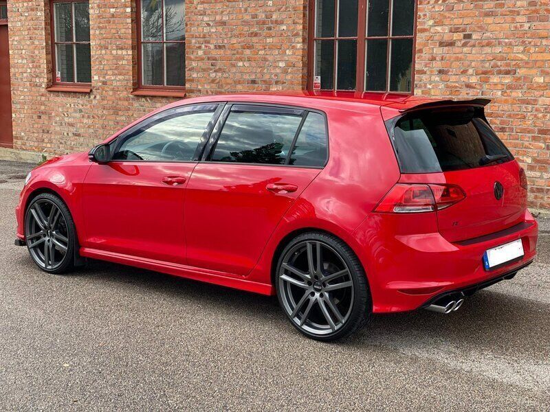 Röd Begagnad 2016 VW Golf VII R-line Halvkombi | 169 000 kr (Marknadspris) - Bild 1/4