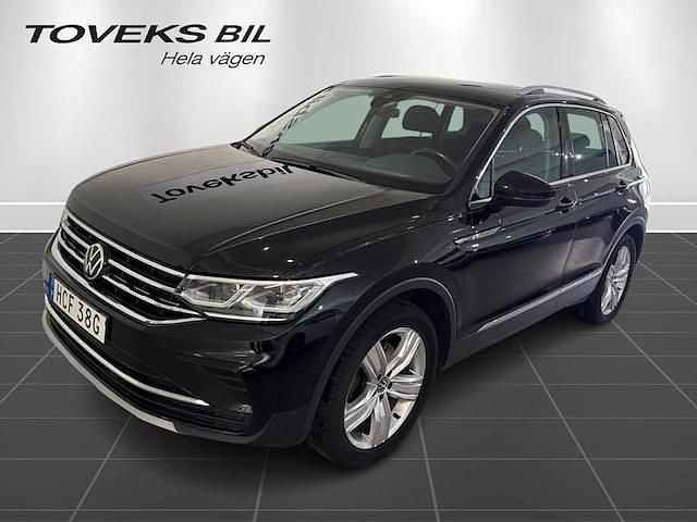 Svart (deep black pearl) Begagnad 2021 VW Tiguan Elegance SUV | 309 000 kr (Marknadspris) - Bild 1/4