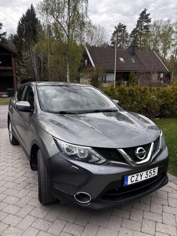 Grå Begagnad 2016 Nissan Qashqai SUV | 119 900 kr (Marknadspris) - Bild 1/4