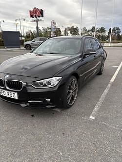 Svart Begagnad 2013 BMW 320 Sport Line Kombi | 110 000 kr (Lite dyr) - Bild 1/4