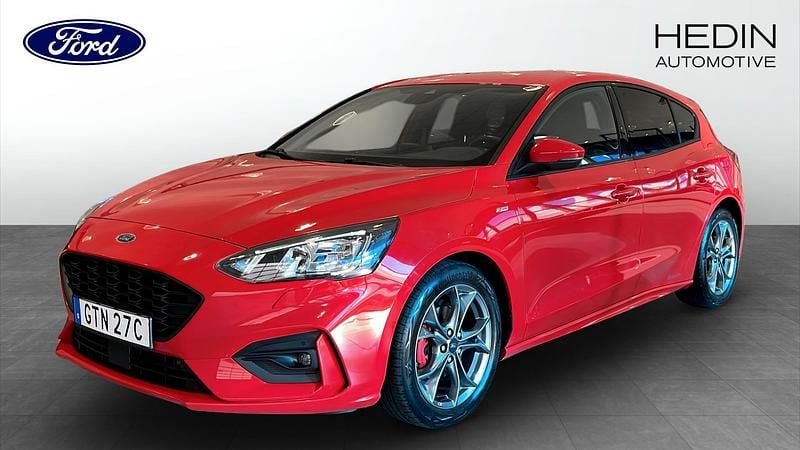 Röd (red) Begagnad 2021 Ford Focus ST-Line Halvkombi | 189 900 kr (Marknadspris) - Bild 1/4