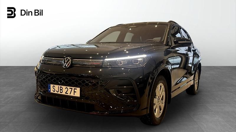 Grenadilla black metallic Begagnad 2025 VW Tiguan R-line SUV | 489 900 kr (Marknadspris) - Bild 1/4