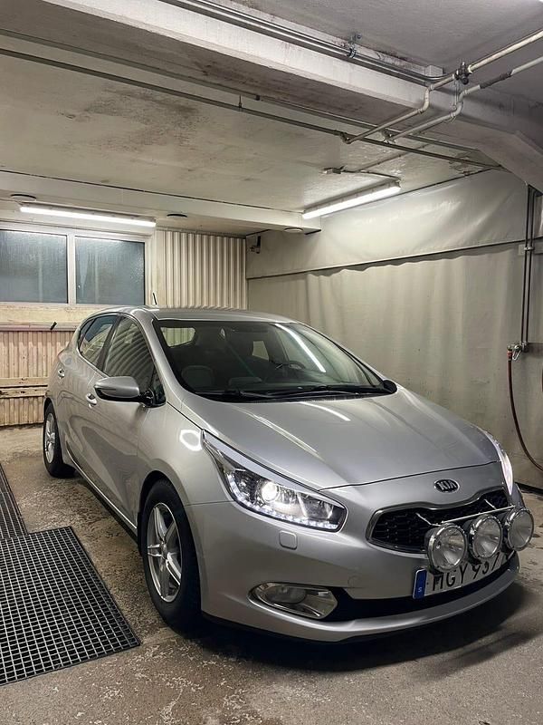Begagnad 2013 Kia Ceed Halvkombi | 72 000 kr - Bild 1/4