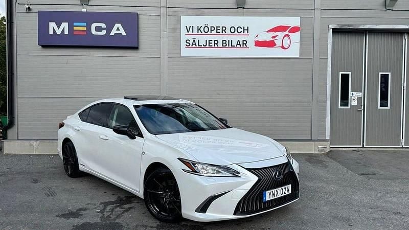 Vit Begagnad 2019 Lexus ES300H Sedan | 289 900 kr (Marknadspris) - Bild 1/4