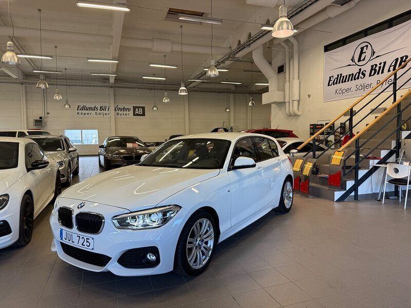 Vit Begagnad 2015 BMW 116 M Sport Halvkombi | 164 800 kr (Marknadspris) - Bild 1/4