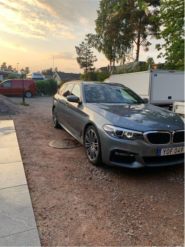 Blå Begagnad 2018 BMW 520 Sport Line Kombi | 260 000 kr (Lite dyr) - Bild 1/4