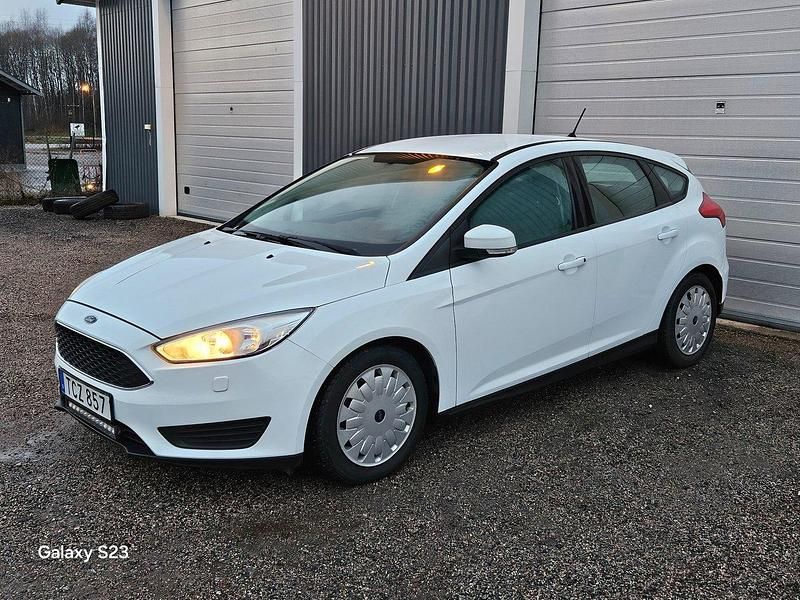 Vit Begagnad 2017 Ford Focus Trend Halvkombi | 99 000 kr (Marknadspris) - Bild 1/4