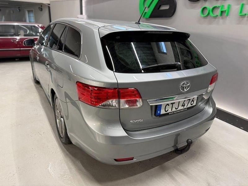 Begagnad Toyota Avensis Edition 147 HK (108 kW) 2014 Grå Kombi