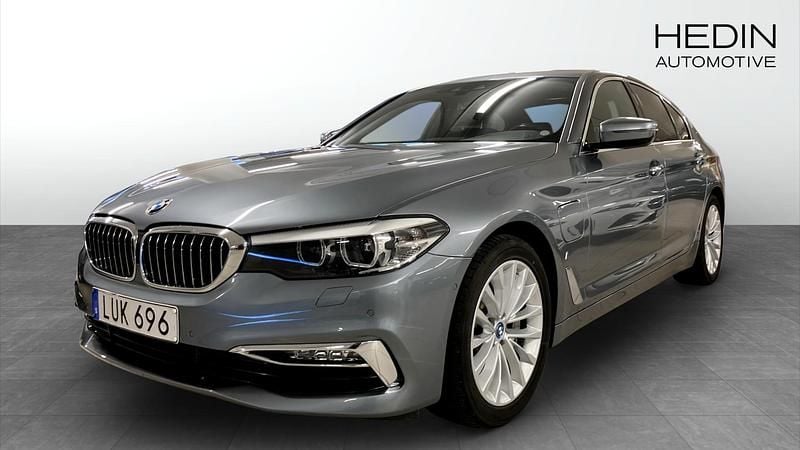 Blå (blue) Begagnad 2018 BMW 530e iPerformance Sedan | 289 900 kr - Bild 1/4