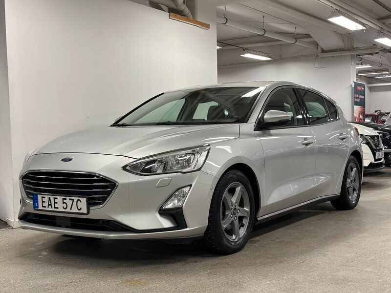 Grå Begagnad 2018 Ford Focus Titanium Halvkombi | 159 900 kr (Lite dyr) - Bild 1/4