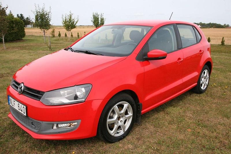 Röd Begagnad 2010 VW Polo Halvkombi | 54 000 kr (Marknadspris) - Bild 1/4