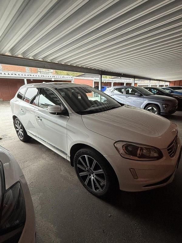 Vit Begagnad 2015 Volvo XC60 Summum SUV | 148 000 kr (Bra pris) - Bild 1/4