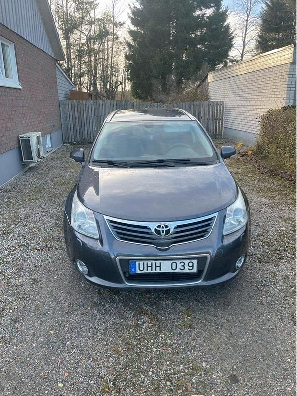 Grå Begagnad 2011 Toyota Avensis Business Edition Kombi | 70 000 kr (Marknadspris) - Bild 1/4