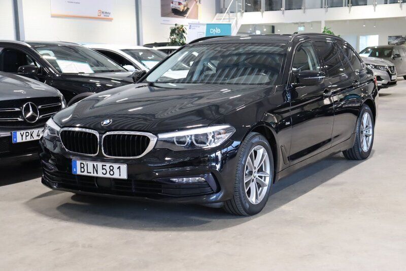 Svart Begagnad 2018 BMW 520 Sport Line Kombi | 219 900 kr (Marknadspris) - Bild 1/4