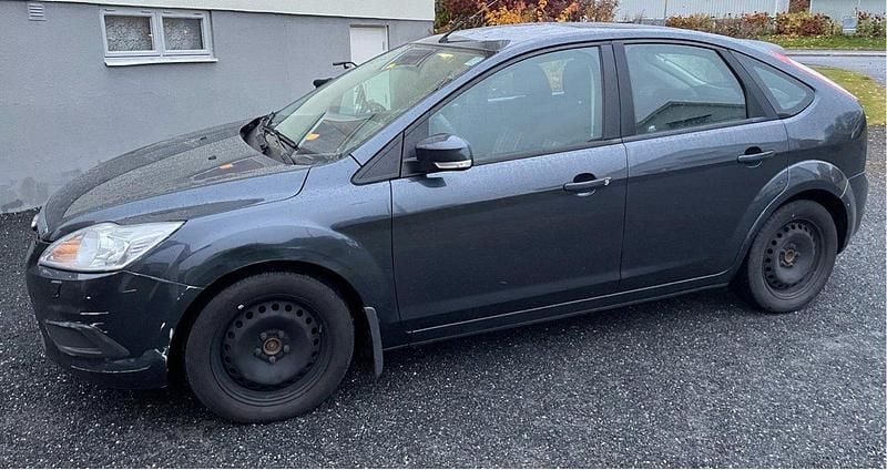 Grå Begagnad 2010 Ford Focus Trend Halvkombi | 35 000 kr (Bra pris) - Bild 1/4
