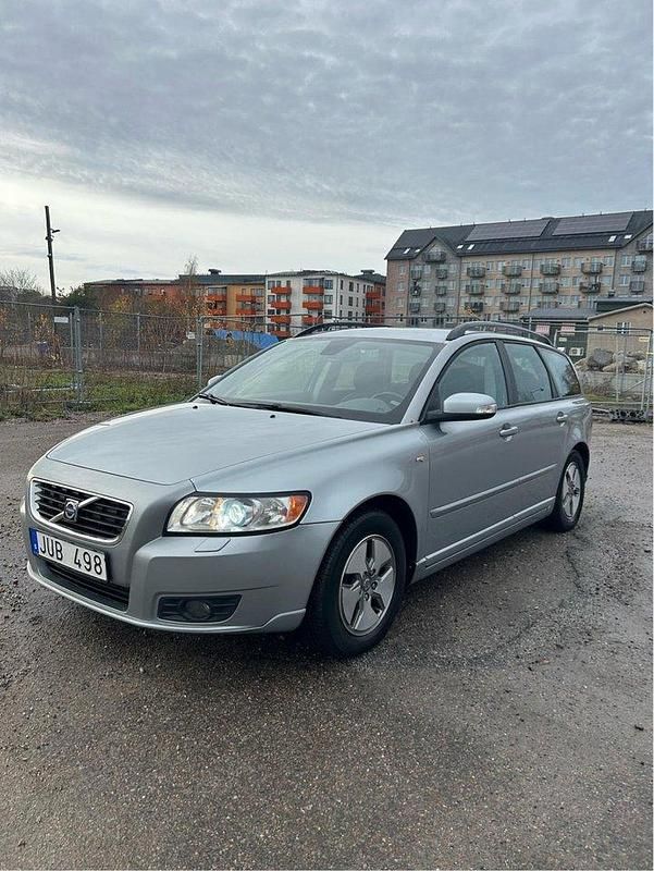 Silver Begagnad 2009 Volvo V50 Momentum Kombi | 27 000 kr (Bra pris) - Bild 1/4