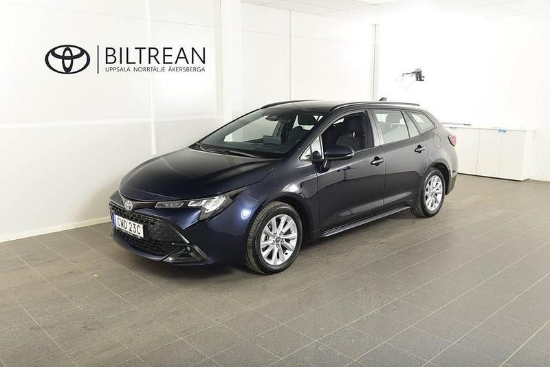 Blå metallic Begagnad 2023 Toyota Corolla Active Kombi | 274 900 kr (Marknadspris) - Bild 1/4