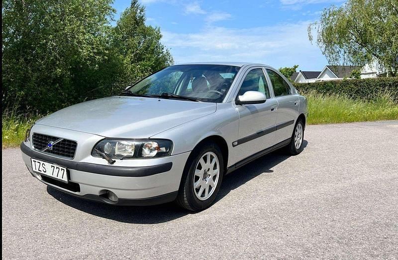 Grå Begagnad 2003 Volvo S60 Sedan | 26 900 kr (Marknadspris) - Bild 1/4