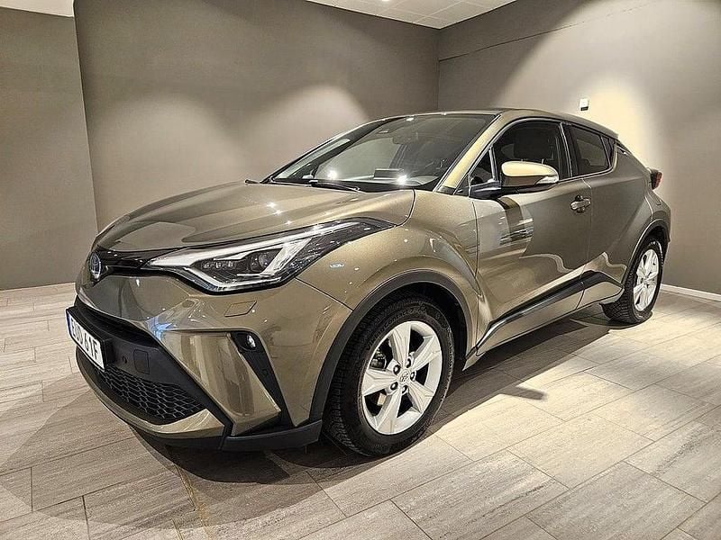Grön Begagnad 2022 Toyota C-HR Executive SUV | 274 000 kr (Marknadspris) - Bild 1/3