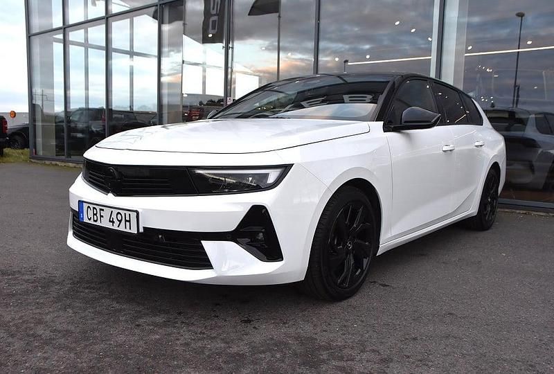 Vit Begagnad 2024 Opel Astra Kombi | 249 000 kr (Marknadspris) - Bild 1/4