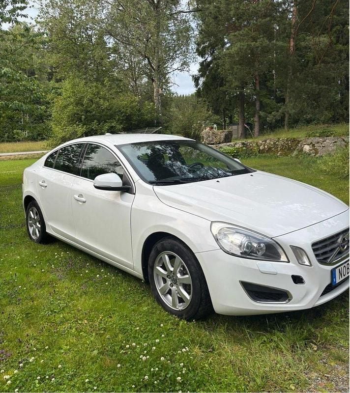 Vit Begagnad 2012 Volvo S60 Momentum Sedan | 45 000 kr (Marknadspris) - Bild 1/4