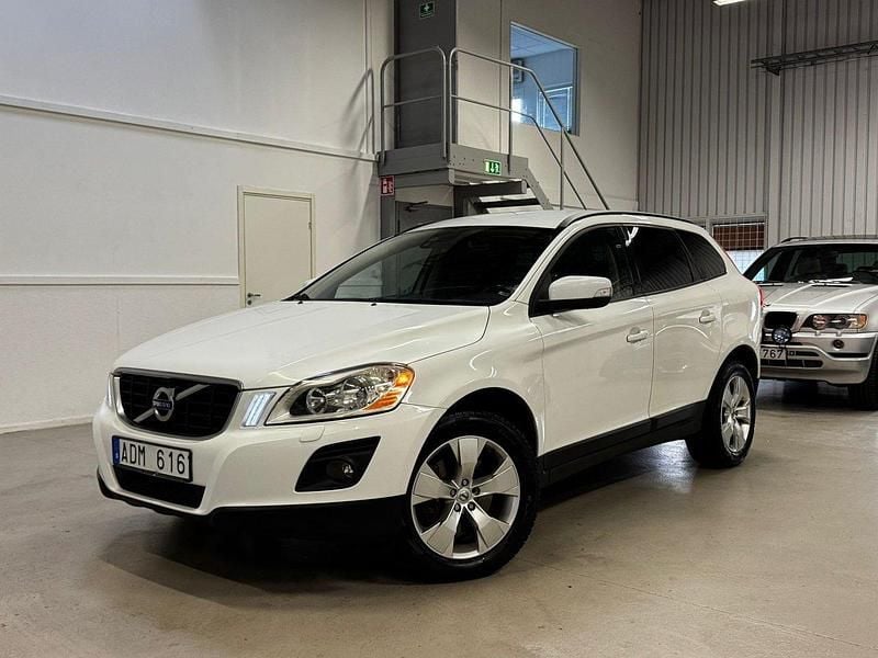 Vit Begagnad 2010 Volvo XC60 Kinetic SUV | 104 900 kr (Marknadspris) - Bild 1/4