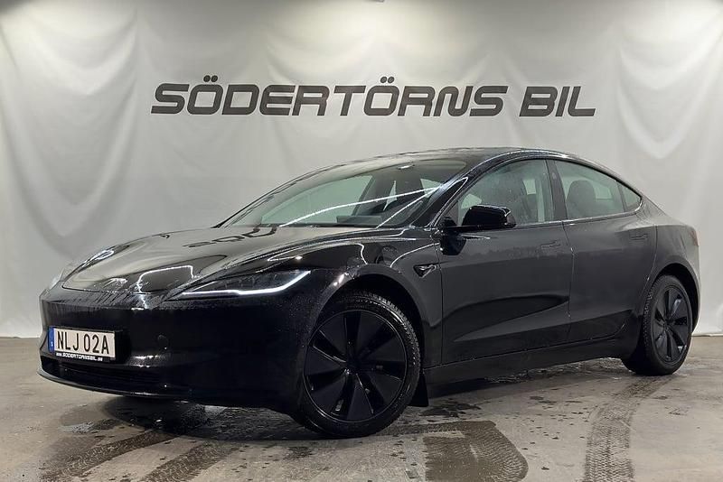 Svart Begagnad 2023 Tesla Model 3 Standard Range Sedan | 398 900 kr (Dyr) - Bild 1/3