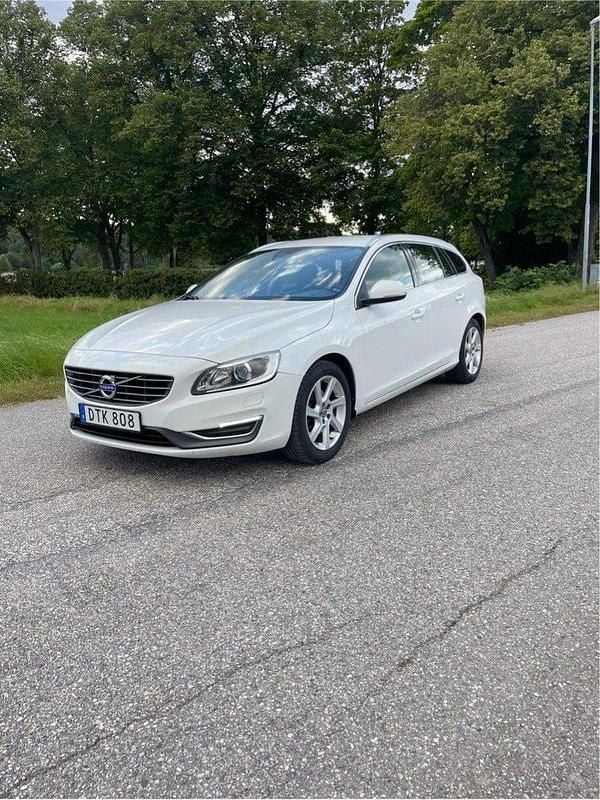 Vit Begagnad 2015 Volvo V60 Summum Kombi | 110 000 kr (Marknadspris) - Bild 1/4