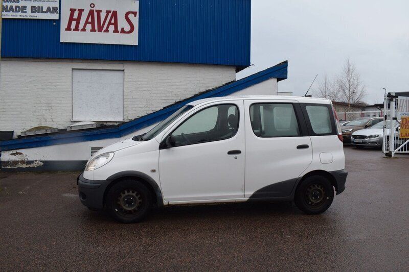 Vit Begagnad 2005 Toyota Yaris Verso Minibuss | 24 500 kr (Superpris) - Bild 1/4